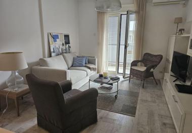 Apartament elegant me një dhomë gjumi 39 m2 në Tivat me pamje nga tarraca dhe gjiri