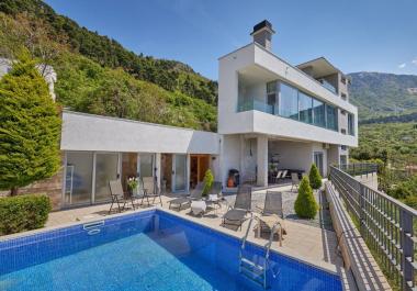 Villa de luxe à Kovac avec vue imprenable sur la baie et piscine