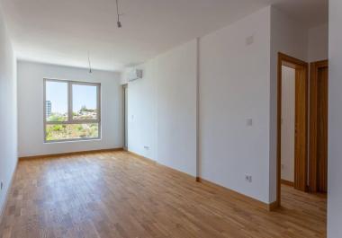 Apartament i ri me pamje nga deti 41 m2 në Becici, shëtitje në plazh