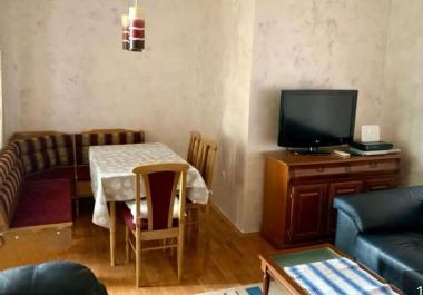 Apartament simpatik me pamje nga qyteti dhe mali 48 m2 në Petrovac me tarracë