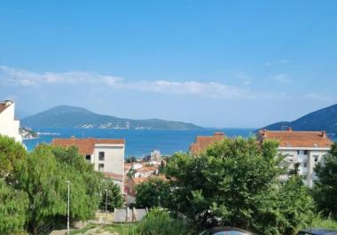 Impresionante apartamento con vistas al mar de 60 m2 en Igalo, Herceg Novi con terraza