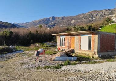 Új panorámás tengerre néző ház 80 m2 Becici, Montenegró nagy telek