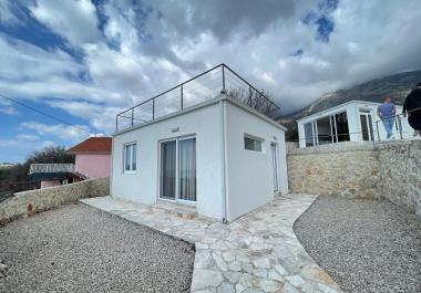 Superbe maison avec vue sur la mer de 72 m2 à Dobra Voda avec terrasse sur le toit à 10 minutes de la mer