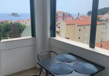 Pamje nga deti apartament 50 m2 në Petrovac me tarracë 350m në plazh