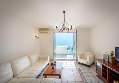 Appartement panoramique avec vue sur la mer de 97 m2 dans la belle Dobrota, Kotor