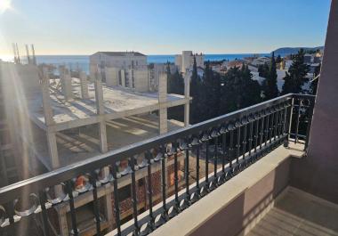 Nuevo piso de 2 dormitorios en Bar con terraza y vistas al mar cerca de la playa