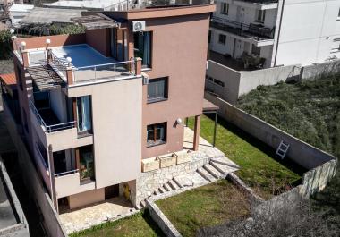 Luxus 4 emeletes villa 221 m2 panorámás tengerre és bár városra néző kilátással