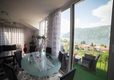 Piso de dos dormitorios de 62 m2 en Stoliv con terraza y vistas panorámicas a la bahía de Kotor