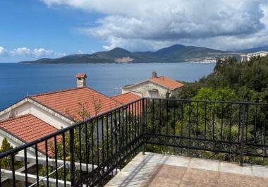 Superbe villa avec vue sur la mer avec 2 terrasses à Bigova avec des jardins luxuriants