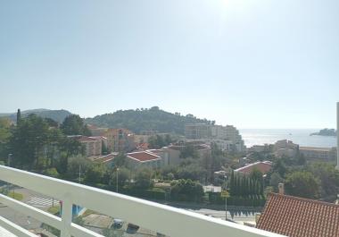 Impresionante apartamento con vistas al mar de un dormitorio en Petrovac a solo 10 minutos del mar