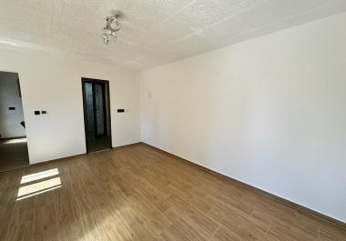 Šarmantna vila s 2 kata površine 160 m2 s 2 apartmana i pogledom na more u baru, zeleni pojas