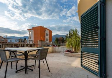 Bájos Tivat Apartman 42 m2 terasszal PortoMontenegro közelében