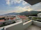 Acogedor piso de 2 dormitorios y 76 m2 en Budva con terraza cerca del mar y el parque