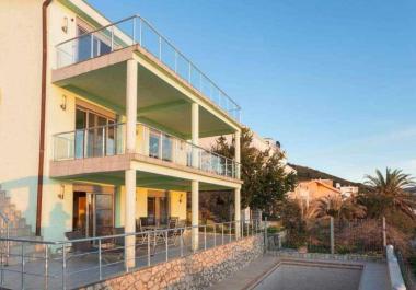 Maison de rêve en bord de mer de 363 m2 à Dobra Voda avec piscine et vue imprenable