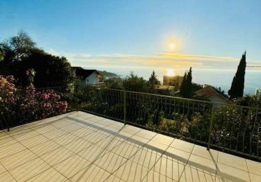 Superbe terrasse vue mer maison de 2 étages 85 m2 près de la plage