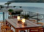 Lujosa villa frente al mar en Tivat con muelle para yates y piscina