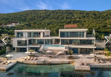 Lujosa villa frente al mar en Tivat con muelle para yates y piscina