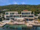 Lujosa villa frente al mar en Tivat con muelle para yates y piscina