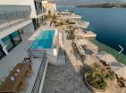 Lussuosa villa fronte mare a Tivat con molo e piscina per yacht