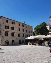 Očarujúci 1 izbový 58 m2 Mezonet na predaj pri mori v historickom Kotore