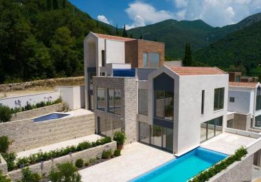 Exclusiva villa adosada nueva de 189 m2 en Tivat con piscina privada y vistas al mar