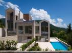 Exclusiva villa adosada nueva de 189 m2 en Tivat con piscina privada y vistas al mar