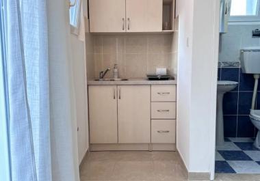 Ohromující apartmán s jednou ložnicí 30 m2 v Budvě s velkým balkonem