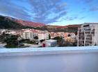 Pamje panoramike nga deti kati i fundit apartament 33 m2 në Budva me tarracë