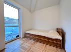 Apartamento panorámico de 33 m2 en planta alta con vistas al mar en Budva con terraza