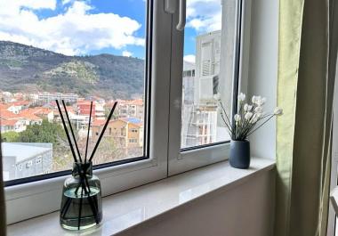 Okouzlující apartmán v nejvyšším patře 33 m2 v Budvě s nádherným výhledem na moře