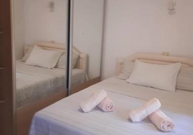 Apartament komod ëndërrimtar 49 m2 Në Petrovac për shitje me tarracë vetëm ecni në det