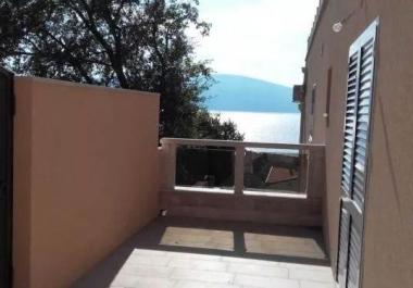 Splendido appartamento di 90m2 con 2 camere da letto a Donja Lastva, rifugio costiero con terrazza