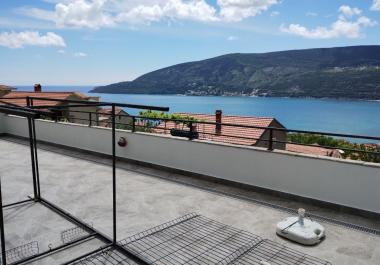 Superbe maison de deux étages à Herceg Novi avec terrasse sur le toit près de la mer