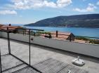 Superbe maison de deux étages à Herceg Novi avec terrasse sur le toit près de la mer