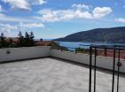 Impresionante casa de dos pisos en Herceg Novi con terraza en la azotea cerca del mar