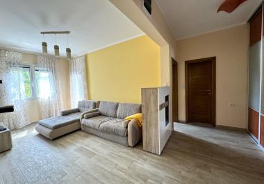 Luksuzni apartman s vrtom u Baošićima, samo nekoliko koraka od mora