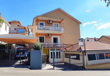 Exclusivo mini-hotel de trabajo con 10 habitaciones en Đenovići en venta junto al mar