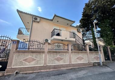 mini-hôtel à trois niveaux de 300 m2 à vendre à Herceg Novi