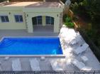 Exclusiva villa frente al mar en Kostanjica con 4 apartamentos: mini hotel con playa