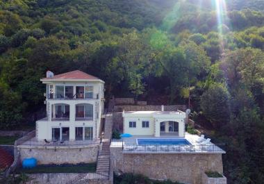 Villa exclusive en bord de mer à Kostanjica avec 4 appartements: mini hôtel avec plage