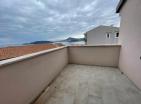 Appartement penthouse à couper le souffle de 70 m2 avec vue sur la mer à Miločer avec garage