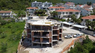 Nový zlevněný byt lux s výhledem na moře v Tivatu ve fázi výstavby