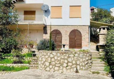 Superbe maison de 3 étages de 200 m2 avec vue sur la mer à Dobra Voda près de la plage