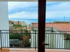 Apartamento de 60 m2 con vistas al mar en Dobra Voda en venta con piscina y terraza