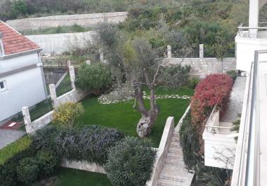 Villa de lujo amueblada de 3 plantas y 300 m3 en Dobra Voda con impresionantes vistas al mar