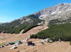 Terreno de primera calidad de 819 m2 en Zabljak, a solo 100 m de los ascensores Savin Kuk Ski centar