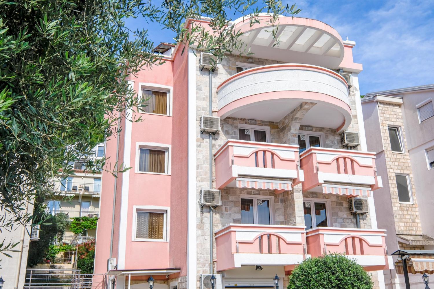 Αποκλειστικό ξενοδοχείο 3 κτιρίων στη Μπούντβα με θέα στη θάλασσα προς πώληση