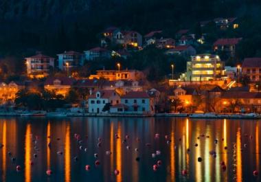 Dih jemajoč pogled na morje Mini-hotel za 7 apartmajev čaka v zalivu Kotor