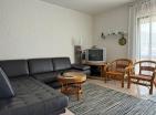 Šarmanten 63 m2 apartma v Sutomore s teraso in pogledom na gore