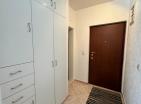 Šarmanten 63 m2 apartma v Sutomore s teraso in pogledom na gore